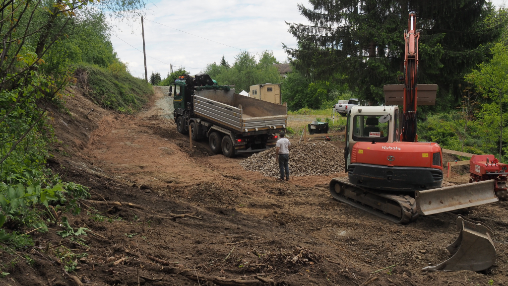 Lkw bringt Schotter