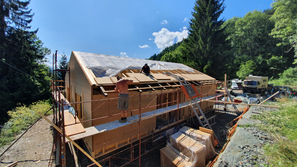 Holzweichfaserplatten auf dem Dach