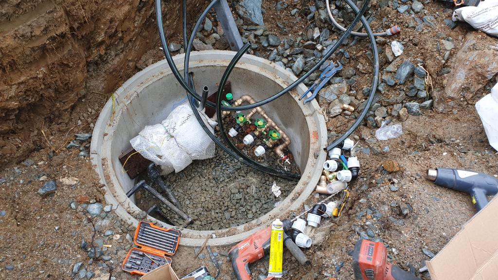 Für den Wasserverteiler haben wir eigens einen Schacht gegraben und Betonringe gesetzt. 