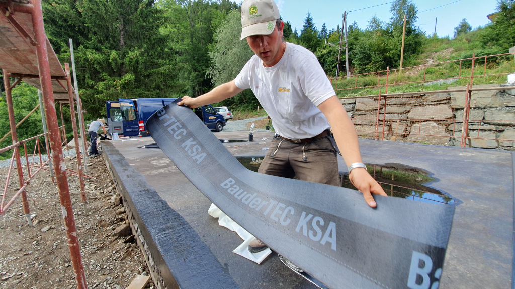 Abdichtung des Gebäudes unter der Holzkonstruktion