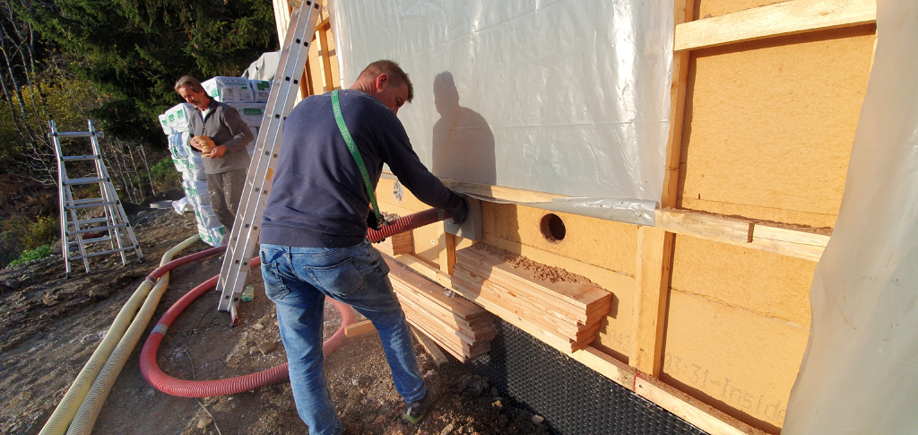 Einblasdämmung an einem Holzhaus