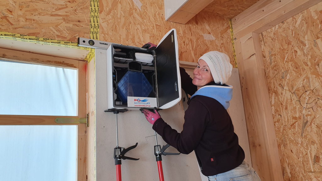 Positionierung des Lüftungsgeräts an der Wand. 