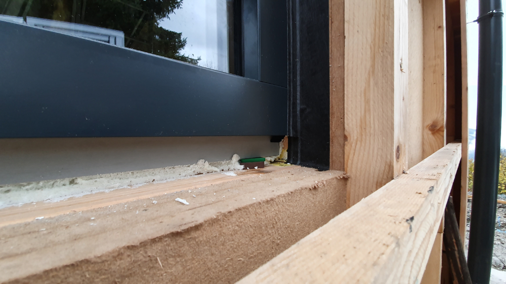 Wasserdichtes Klebeband auch an der Außenseite der Fenster