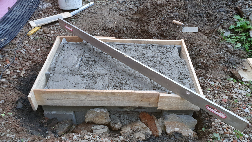 Holzrahmen bauen und mit Beton ausgießen. 