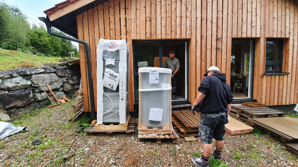 Inneneinheit und Boiler müssen ins Haus. 