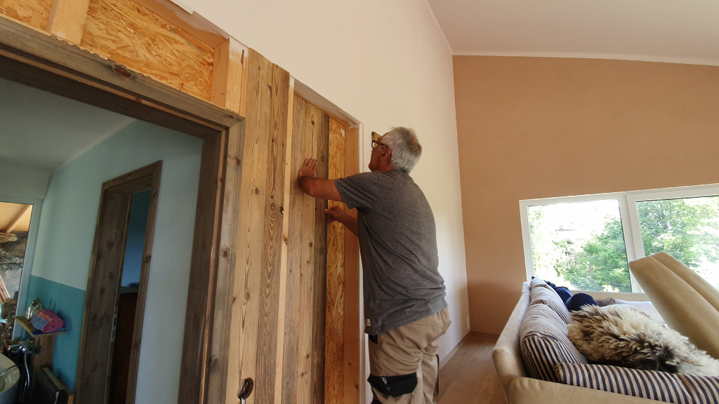 Altholzverkleidung an der Mittelwand rund um die Türen