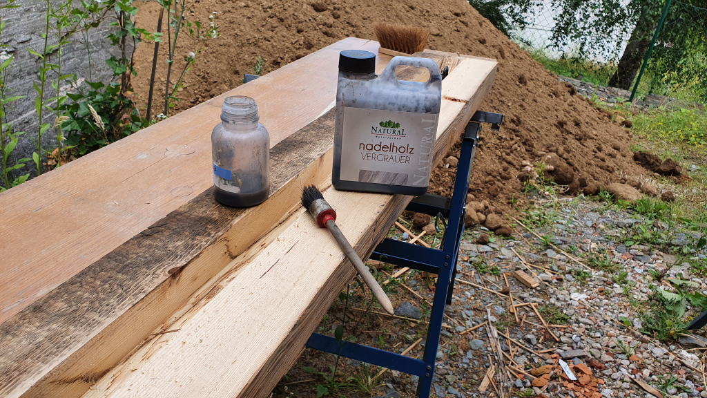 Schnittkanten werden mit Nadelholzvergrauer von Natural gestrichen. 