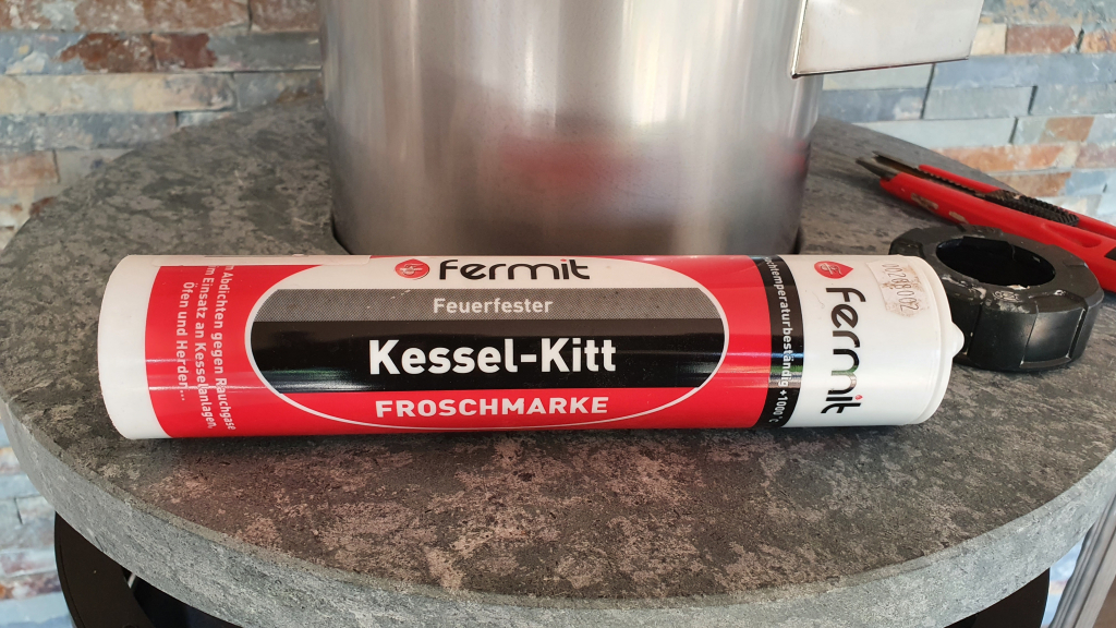 Verfugen des Kamins mit Kessel-Kitt. 